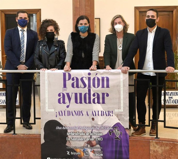 La alcaldesa de Santander con la Archicofradía de la Pasión.