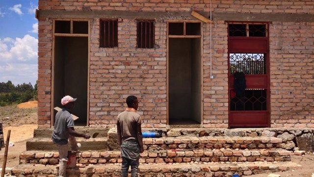 Un grupo de españoles inicia una recogida de fondos para terminar de construir una escuela pública en Tanzania