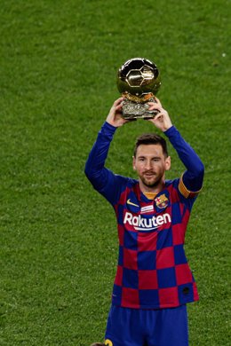 Archivo - Leo Messi con su último Balón de Oro