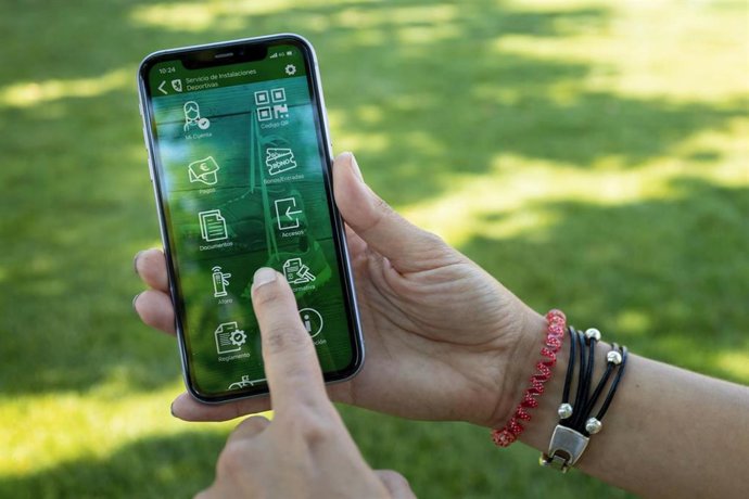 Archivo - La app municipal Deportes ZGZ ya permite adquirir entradas para piscinas cubiertas y la reserva de pistas polideportivas.