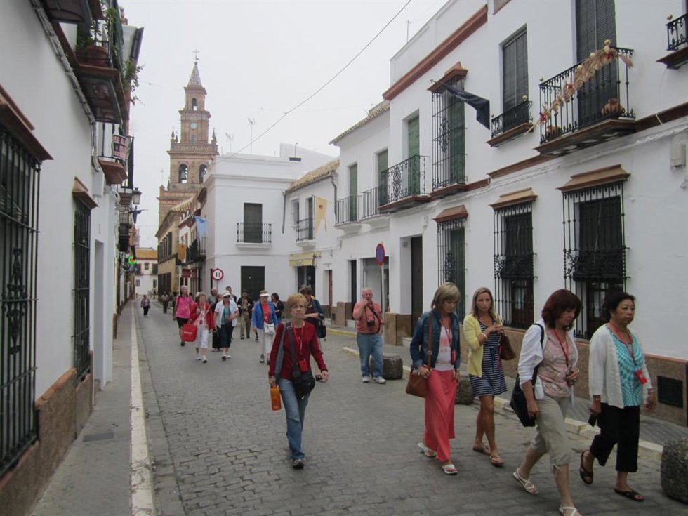 Archivo - Turistas en Carmona.
