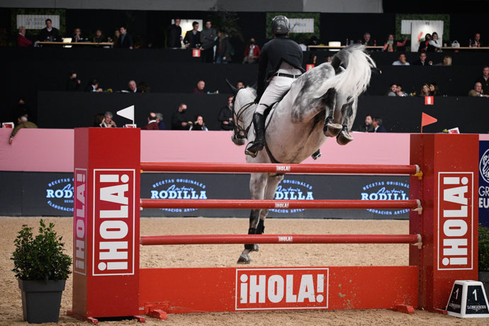 Sergio Álvarez Moya participa en la competencia de salto en la primera jornada de la 'Madrid Horse Week 2021' en Ifema, a 26 de noviembre de 2021, en Madrid (España).