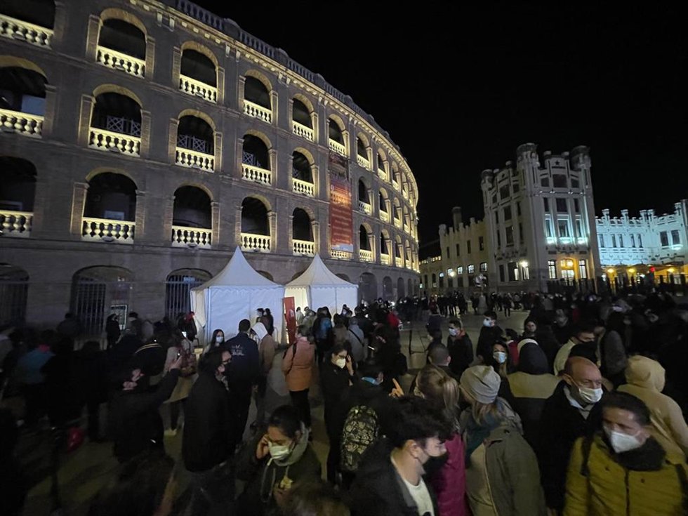 Archivo - Colas frente al punto móvil de vacunación instalado en la calle Xtiva con motivo del Black Friday