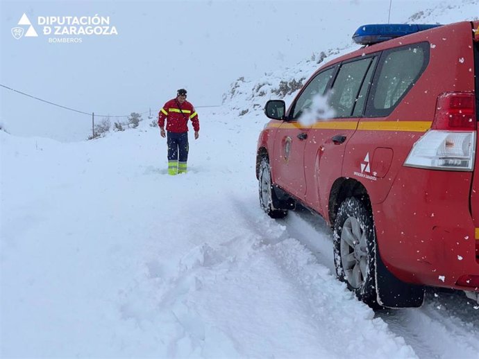 Los bomberos de la DPZ retiran la nieve en varias carreteras de las Cinco Villas (Zaragoza).