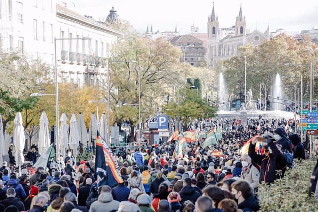 Una multitud se dirige hacia la plaza de Neptuno, en una manifestación contra la reforma de la Ley de Seguridad Ciudadana, frente al Congreso de los Diputados, a 27 de noviembre de 2021, en Madrid (España).