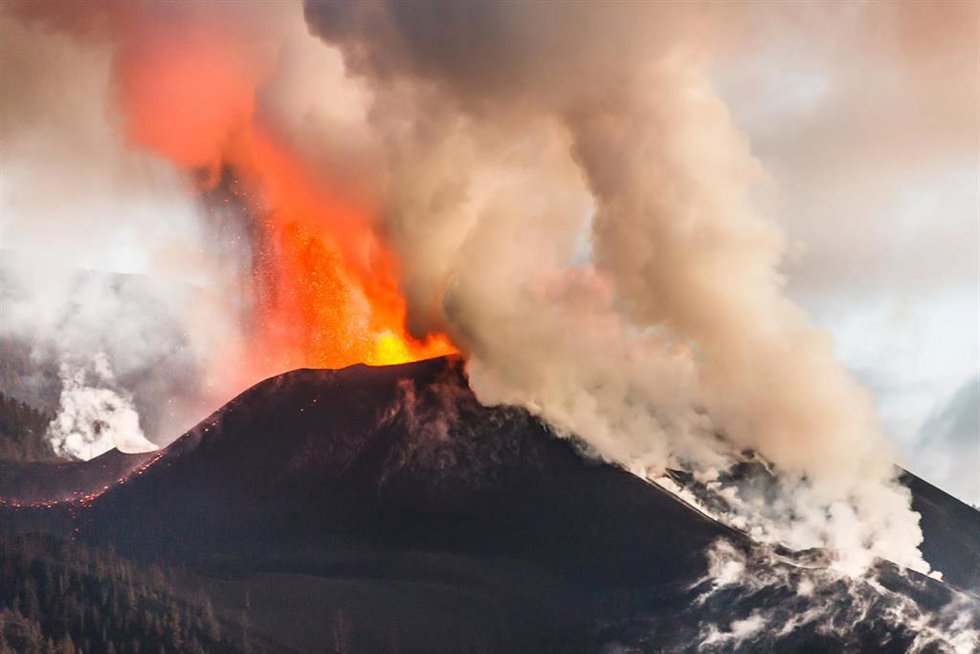 Volcán de Cumbre Vieja, a 19 de noviembre de 2021, en La Palma, Santa Cruz de Tenerife, Canarias (España). El volcán presenta actualmente tres frentes activos, uno que va desde Montaña Rajada al norte de Montaña Cogote --colada 11--, otro que sigue alim