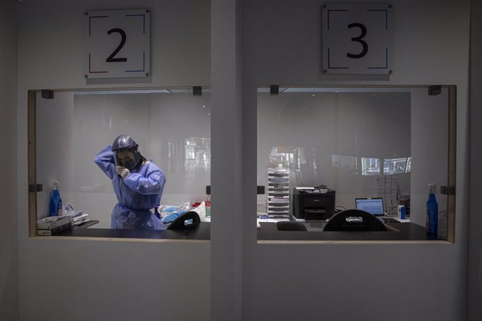Archivo - Personal sanitario realizando controles del coronavirus en el Aeropuerto de Schipol de Ámsterdam