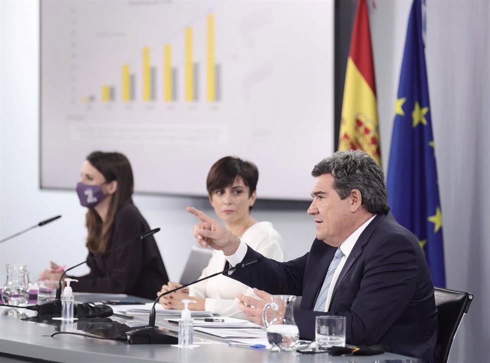 (I-D) La ministra de Igualdad, Irene Montero; la ministra Portavoz y de Política Territorial, Isabel Rodríguez y el ministro de Inclusión, Seguridad Social y Migraciones, José Luis Escrivá, en una imagen de archivo.