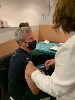 O vicepresidente primeiro da Xunta, Alfonso Rueda, se vacúa coa segunda dose de Janssen.