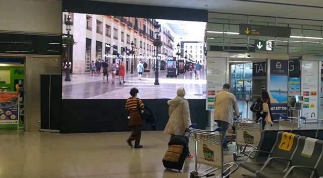 El Ayuntamiento promociona Málaga como ciudad para invertir en una nueva campaña en el aeropuerto