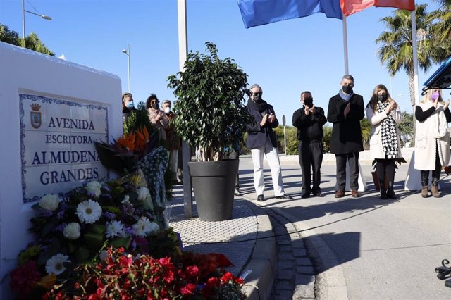 Rota (Cádiz) dedica un sentido y emotivo homenaje a Almudena Grandes tras su fallecimiento este sábado