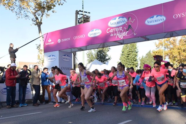 La Carrera de la Mujer tiñe de rosa la calles de la capital andaluza