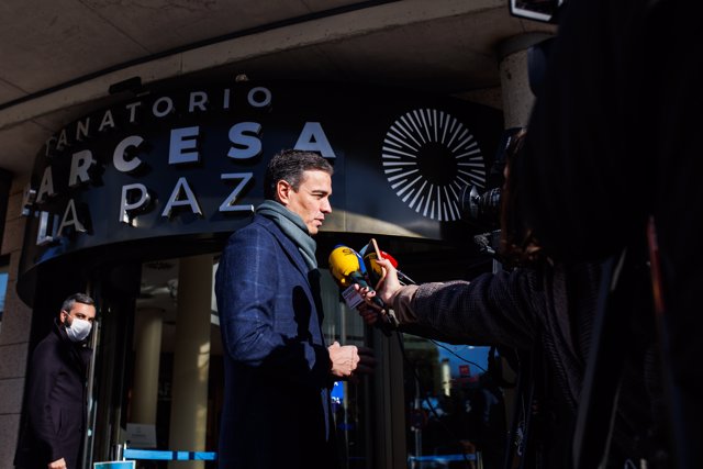 El presidente del Gobierno, Pedro Sánchez, ofrece declaraciones a los medios al llegar al velatorio de Almudena Grandes, en el Tanatorio La Paz, a 28 de noviembre de 2021, en Tres Cantos, Madrid (España).