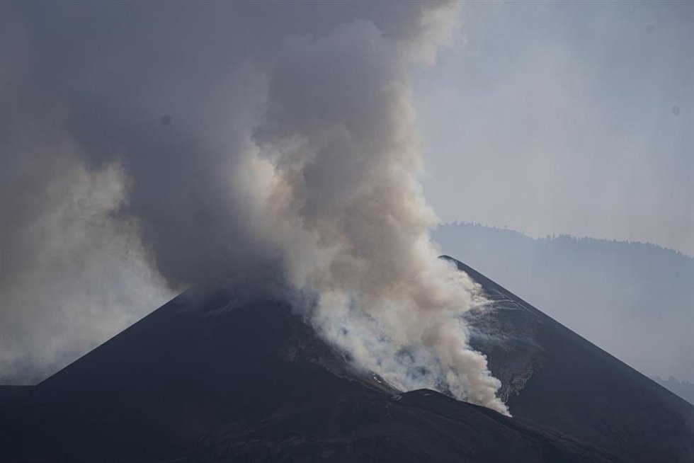 Nube de humo del volcán de Cumbre Vieja, a 24 de noviembre de 2021, en Los Llanos de Aridane, Santa Cruz de Tenerife, Canarias, (España). El volcán de Cumbre Vieja, que el pasado 19 de septiembre comenzó a rugir, ha destrozado ya una superficie de más d