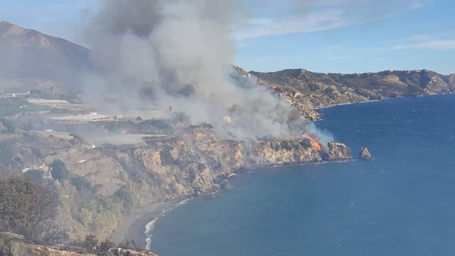 Incendio declarado en Nerja en el paraje de Maro