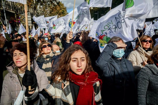 Varias personas en la concentración provida de este domingo en Madrid contra la ley de eutanasia y los "ataques" a la objeción de conciencia de los médicos al aborto