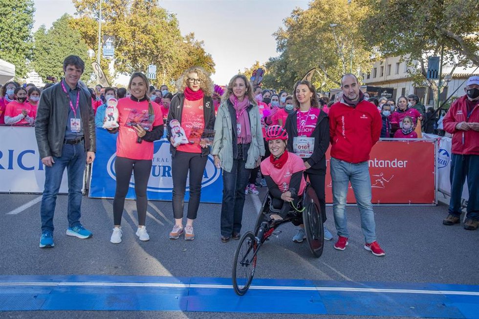 La 'marea rosa' colorea Sevilla en la Carrera de la Mujer Central Lechera Asturiana