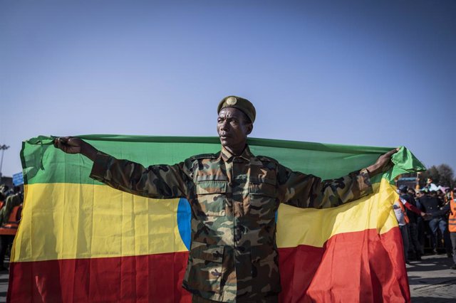 Un veterano del Ejército de Etiopía con una bandera del país durante una manifestación en apoyo al Gobierno en Adís Abeba