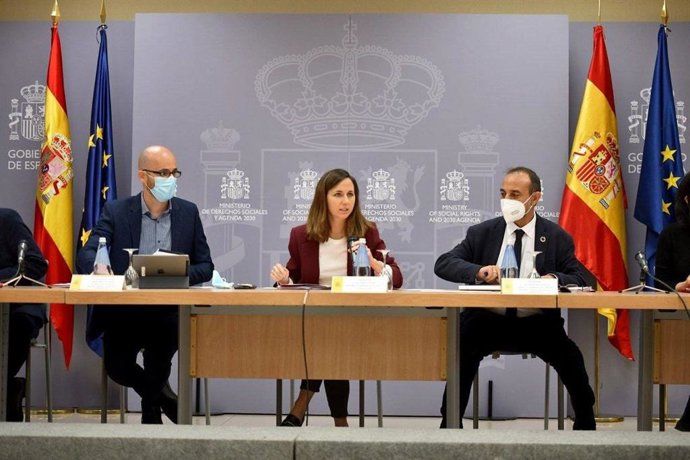 Imafen de la La ministra de Derechos Sociales y Agenda 2030, Ione Belarra, el secretario de Estado de Derechos Sociales, Nacho Álvarez, y el director del Imserso, Luis Alberto Barriga.