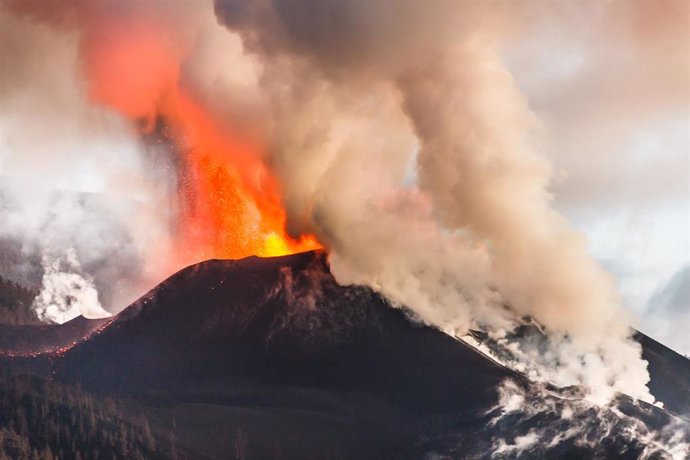 Volcán de Cumbre Vieja, a 19 de noviembre de 2021, en La Palma, Santa Cruz de Tenerife, Canarias (España). El volcán presenta actualmente tres frentes activos, uno que va desde Montaña Rajada al norte de Montaña Cogote --colada 11--, otro que sigue alim