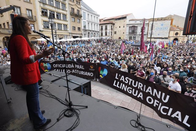 Archivo - La actriz y miembro de la Xunta pola Defensa de la Llingua Asturiana Natalia Suárez Ríos se dirige a la multitud en una manifestación por la Oficialidad del Asturiano, a 16 de octubre de 2021, en Oviedo.