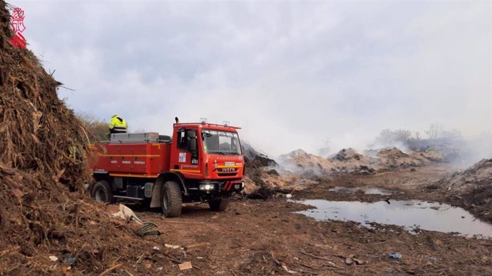 Bomberos trabajan en la extinción de un incendio en un vertedero cercano al Montgó