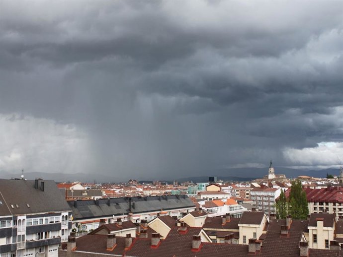 Archivo - Una tormenta en vitoria