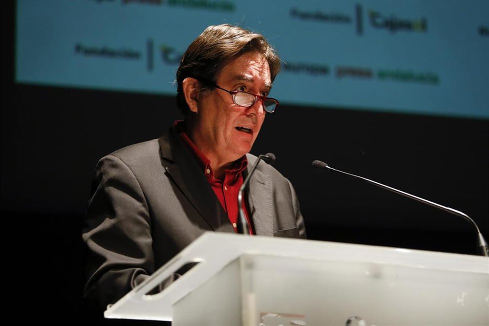 Archivo - El director del Instituto Cervantes, Luis García Montero, en uno de los encuentros informativos de Europa Press Andalucía el pasado 19 de octubre de 2020 en la sede del Centro Cultural CajaGranada de Granada