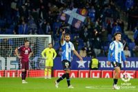El Espanyol frena a la Real Sociedad y Juanmi acude al rescate del Betis