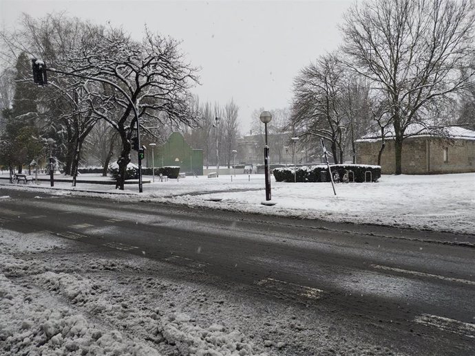 Archivo - Nieve en una carretera alavesa