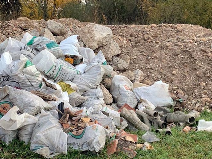 Escombrera ilegal con amianto en la vía Romana del Iregua