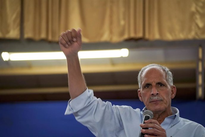 El candidato del oficialista Partido Nacional (derecha) a la Presidencia de Honduras, Nasry Asfura