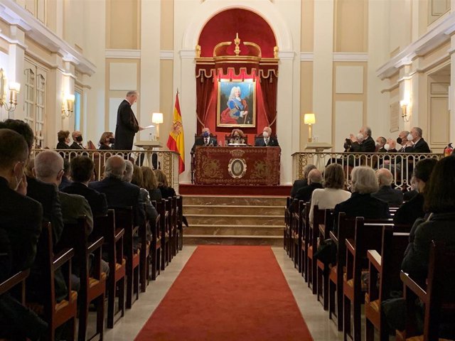 El catedrático Enrique Moradiellos ingresa en la Real Academia de la Historia.