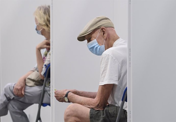 Archivo - 04 June 2021, Canada, Brampton: Elderly people wait their turn to get the COVID-19 vaccine at the CAA Centre. Photo: Nathan Denette/The Canadian Press via ZUMA/dpa