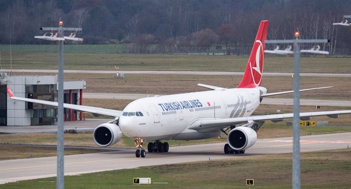 Archivo - 14 January 2020, Lower Saxony, Hanover: A Turkish Airlines aircraft with refugees on board arrives at Hanover Airport. Almost 250 refugees from Turkey, mostly Syrians, have arrived in Hanover within the framework of a humanitarian admission. P