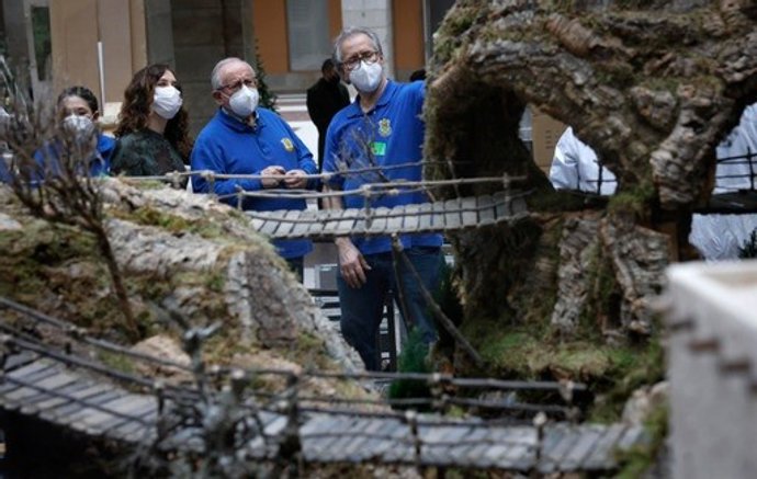 La presidenta de la Comunidad de Madrid, Isabel Díaz Ayuso, en su visita al Belén de la Real Casa de Correos