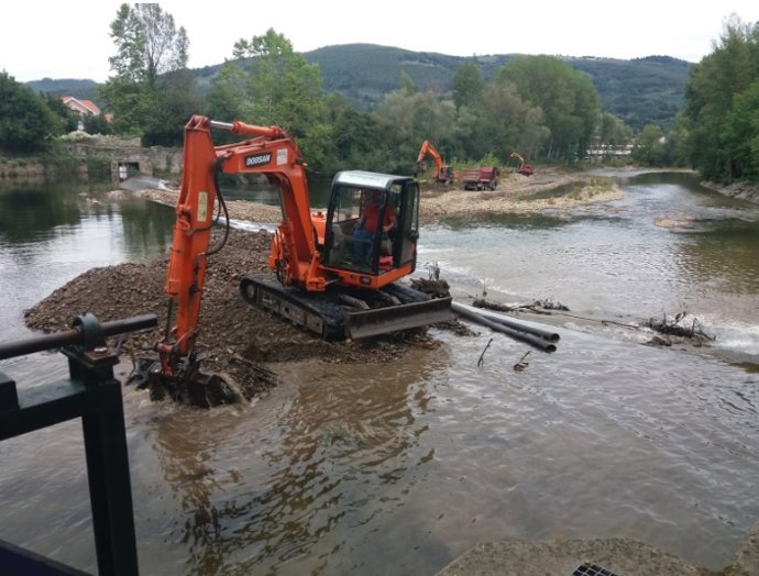 Archivo - La CHC retira depósitos acumulados en el Asón a su paso por Ampuero. Archivo