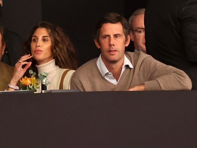Inés Domecq - con un sutil retoque estético - en la Madrid Horse Week con su marido, Javier Martínez de Irujo