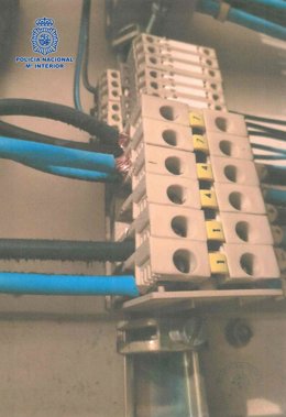 Cables empalmados a los contadores de los vecinos por parte del identificado