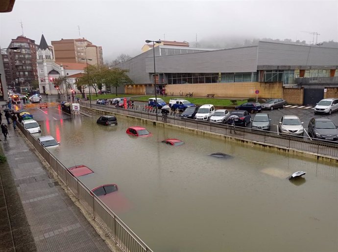 Coches anegados en Zorroza, en Bilbao.