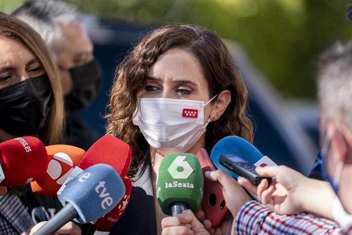 La presidenta de la Comunidad de Madrid, Isabel Díaz Ayuso, responde a los medios a su llegada al acto donde ha recibido el premio por la gestión de la pandemia de Covid-19 por la Asociación de Empresarios, Comerciantes y Autónomos de Colmenar Viejo (As