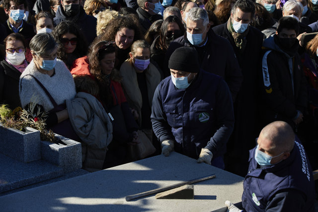 Operarios colocan la lápida de la escritora Almudena Grandes en el Cementerio de La Almudena, a 29 de noviembre de 2021, en Madrid (España). 