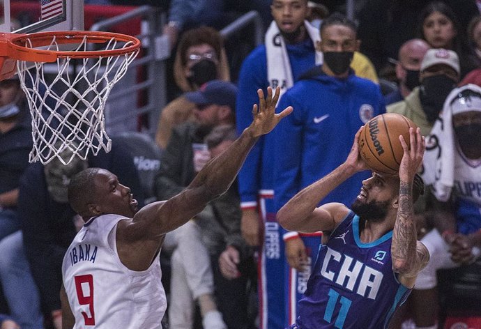07 November 2021, US, Los Angeles: Los Angeles Clippers player Serge Ibaka (L)and Charlotte Hornets player Cody Martin battle for the ball during the NBA basketball match between Los Angeles Clippers and Charlotte Hornets at the Staples Center. Photo: 