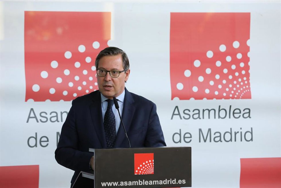 El portavoz del PP en la Asamblea de Madrid, Alfonso Serrano, durante una rueda de prensa antes de una sesión plenaria de la Cámara madrileña, a 11 de noviembre de 2021, en Madrid, (España). La sesión plenaria de este jueves está marcada por un Pleno mo
