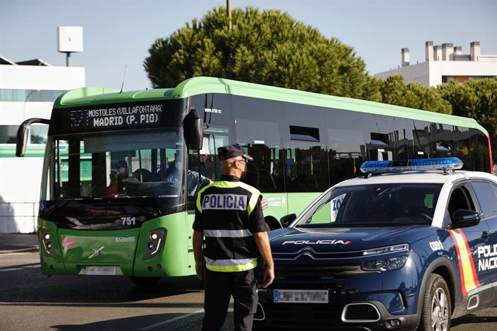 Archivo - Un agente de la Policía Nacional durante un control policial en una calle de Móstoles