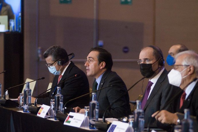 El ministro de Asuntos Exteriores, Unión Europea y Cooperación, José Manuel Albares (c), en una reunión de ministros de Exteriores en el VI Foro de la Unión por el Mediterráneo (UPM), en el Hotel W Barcelona, a 20 de noviembre de 2021, Barcelona, Catalu
