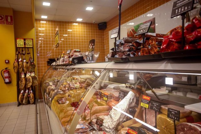 Archivo - Sección de charcutería de un supermercado de Madrid (España)