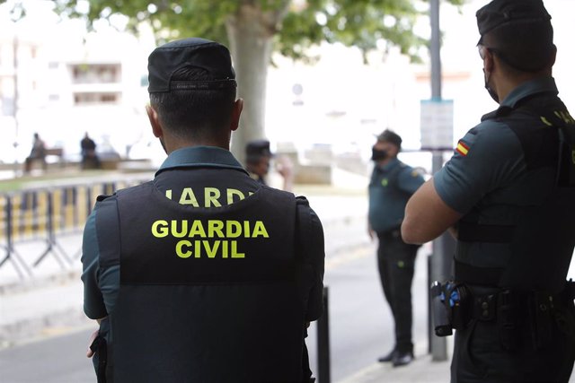 Archivo - Dos agentes de Guardia Civil en Mallorca. 