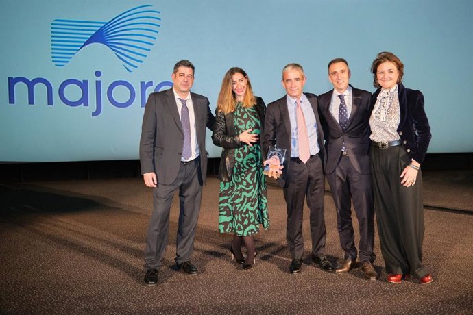 Isabel Bolea, Directora de Clientes de Majorel IBILAT, Íñigo Arribalzaga, CEO de Majorel IBILAT, y Francisco Gil, Director Comercial de Majorel IBILAT, recogen el premio al Proveedor Más Recomendado