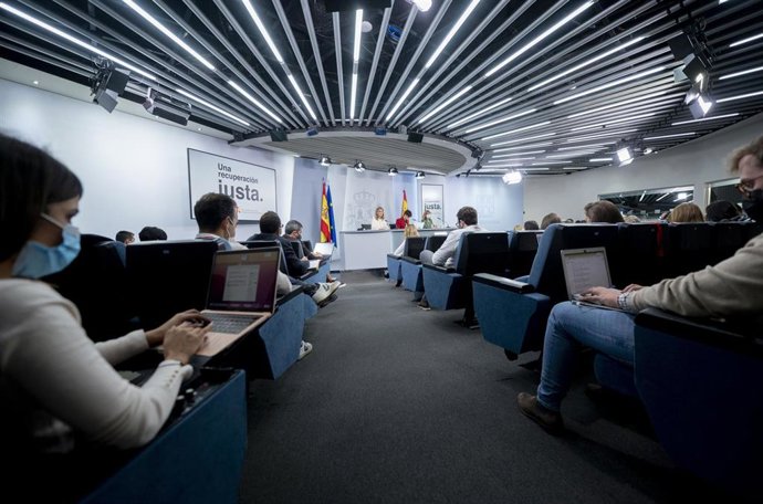 (I-D) La vicepresidenta segunda del Gobierno y ministra de Trabajo, Yolanda Díaz; la ministra Portavoz y de Política Territorial, Isabel Rodríguez; y la ministra de Educación y Formación Profesional, Pilar Alegría, comparecen en rueda de prensa posterio